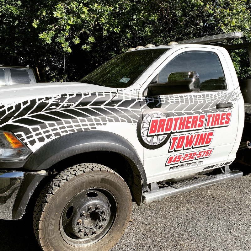 Flatbed Tow Truck for Brothers Tires